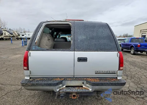 1997 Chevrolet Suburban K2500 z USA, uszkodzony, nr VIN 3GNGK26J5VG126496